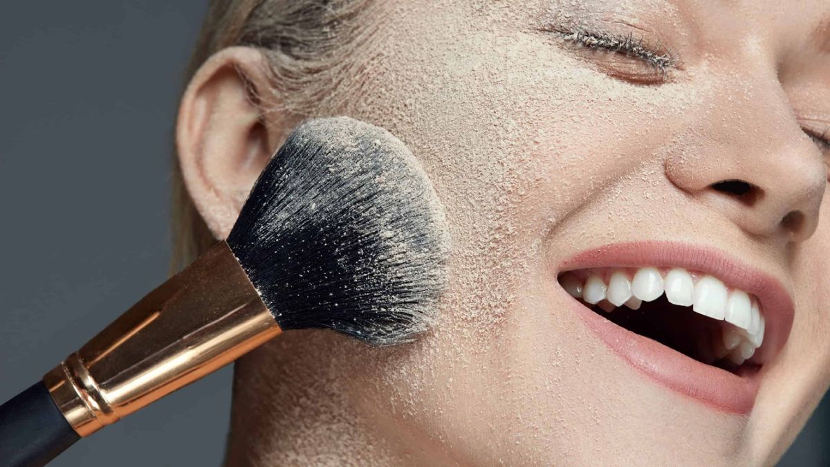 Polvos Traslúcidos: El Secreto para Sellar tu Maquillaje y Controlar Brillos en 2026